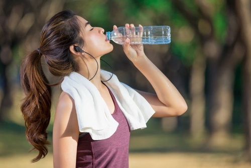Bổ sung nước mát liên tục là cách để hạ nhiệt, làm mát cơ thể trong thời tiết nắng nóng.