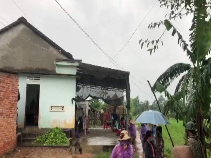 Bị cậu ruột ném dao trúng cổ, cháu bé 4 tuổi tử vong