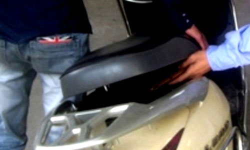 Khách quên rút chìa khóa xe máy, bảo vệ ngân hàng nổi lòng tham 'rút lõi' cọc tiền trong cốp xe