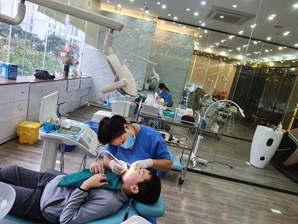 Làm răng sứ đẹp ở Nha khoa Quốc tế Hoàng Hường