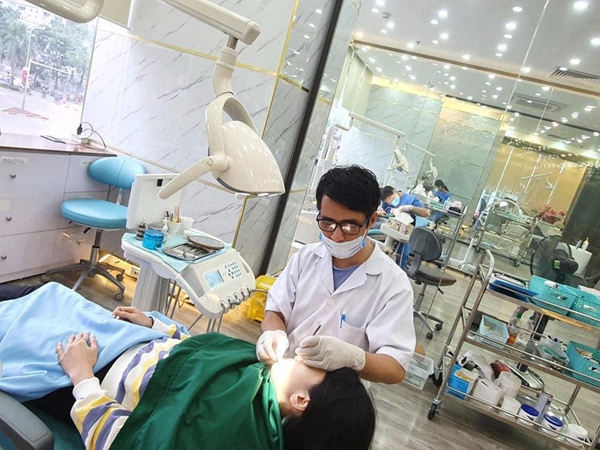 Làm răng sứ đẹp ở Nha khoa Quốc tế Hoàng Hường