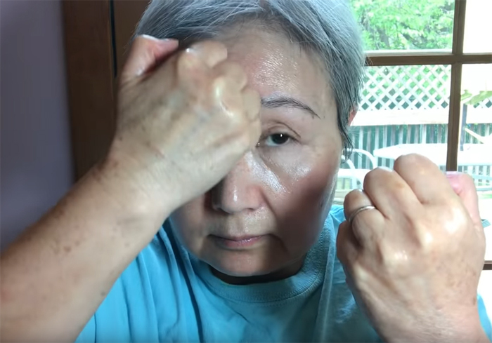 U60 có làn da căng mịn như gái 18, cụ bà chia sẻ bí quyết với sữa rửa mặt