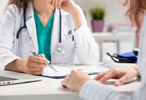 Khí hư lẫn máu nguyên nhân là do đâu? Phải làm gì