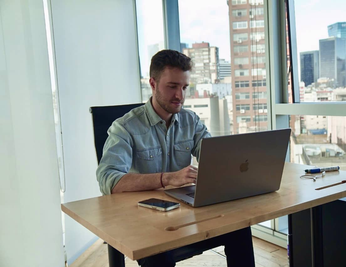 Javier Cañas, trabajando en sus proyectos