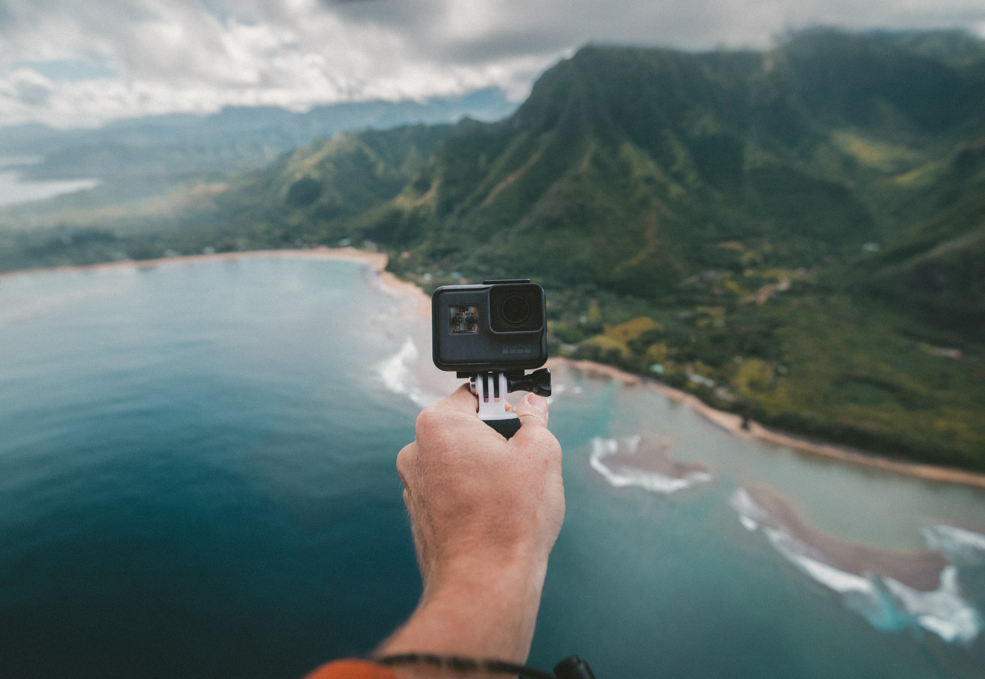 Issue #33: A sleeping semiconductor giant and a market-leading camera maker that’s found a recipe for growth 🚨