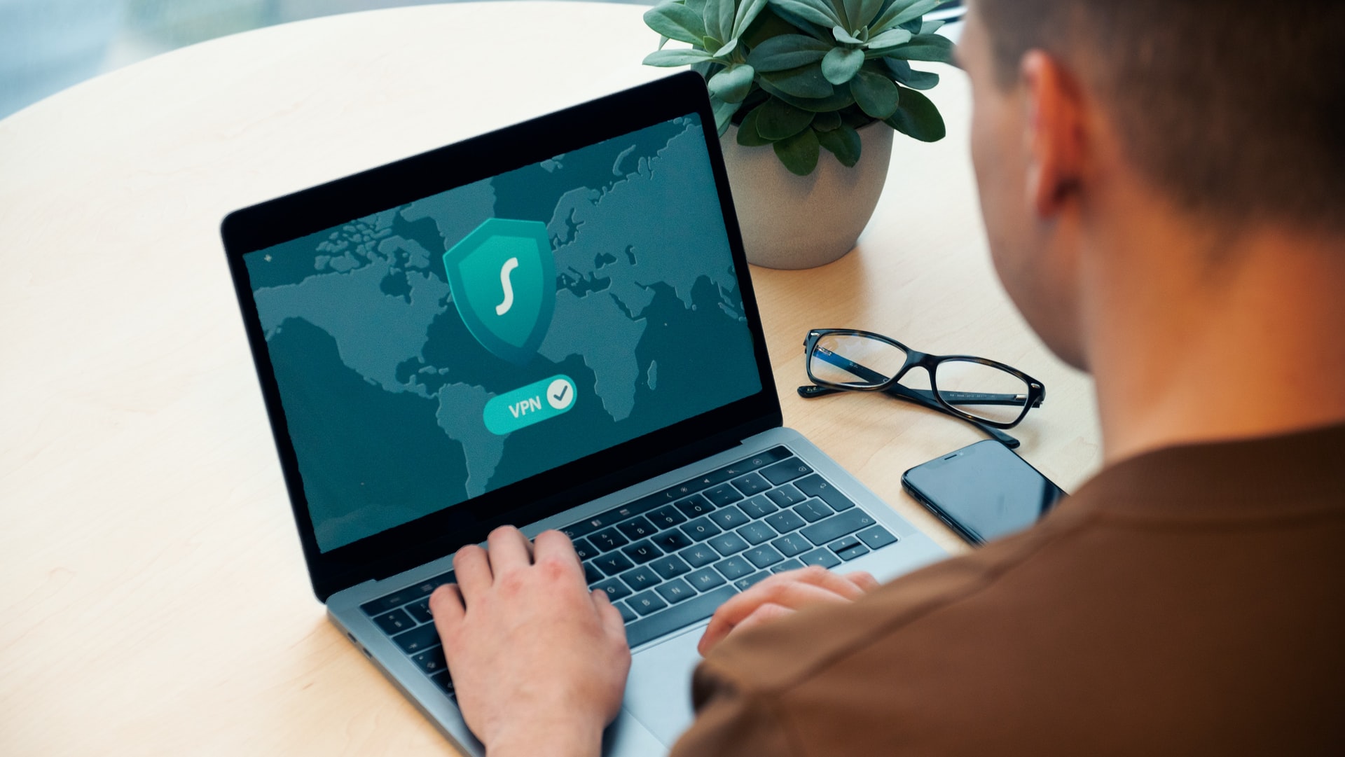 Issue #38: A fast-growing pioneer in AI-driven cybersecurity and an old-school brick-and-mortar leader with a 21st century twist đ
