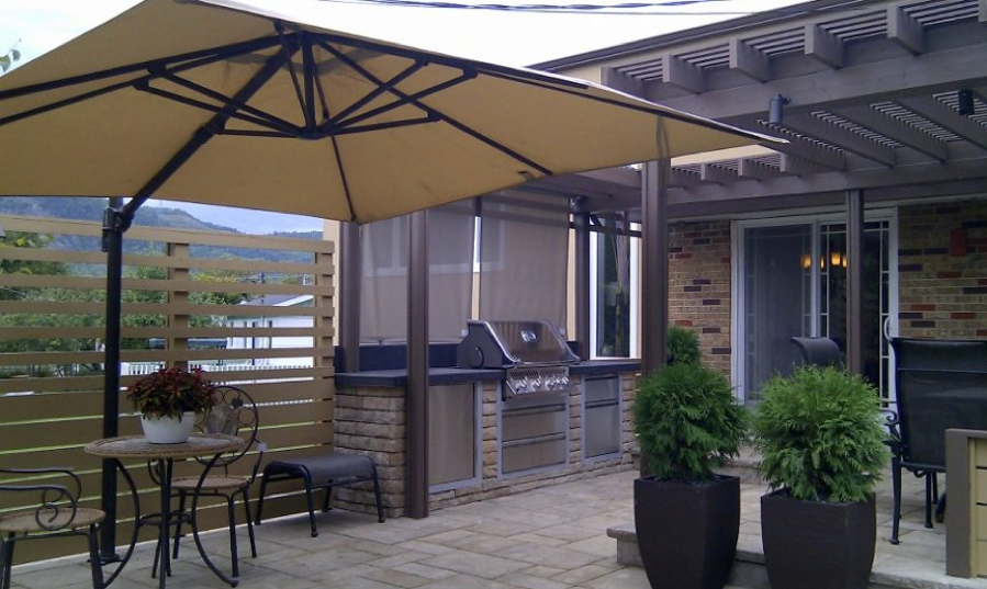Terrasse au sol avec espace cuisine, coin repas et zone lounge