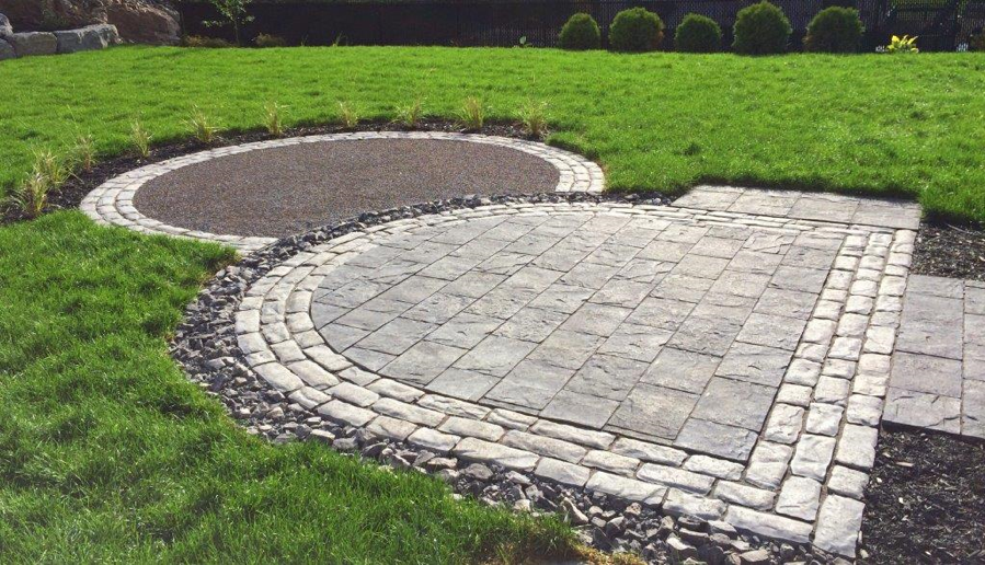 Délimitation des zones de la terrasse par agencement de pavés, dallages et pierres