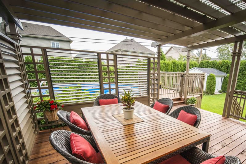 Terrasse à niveaux en cèdre de l’Ouest avec structure d’ombrage