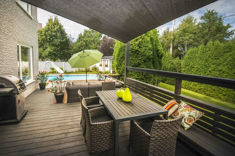 Terrasse surélevée en cèdre de l’Ouest avec banc intégré dans la structure