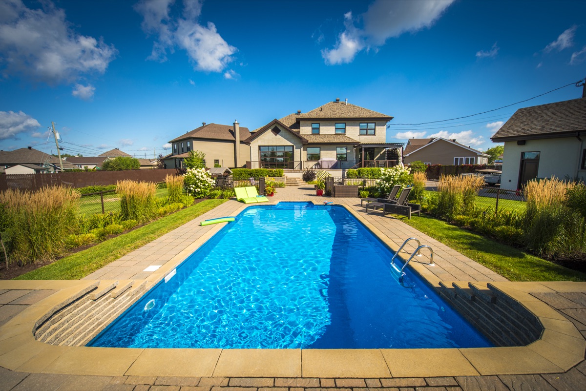 Piscine avec clôture en maille de chaîne & façade en aluminium avec porte acordéon 12' d'ouverture