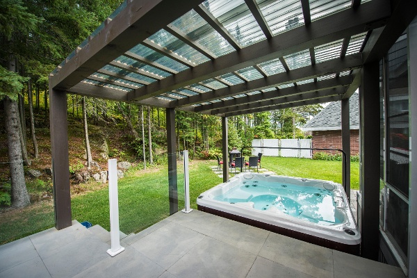 Spa intégré à une terrasse