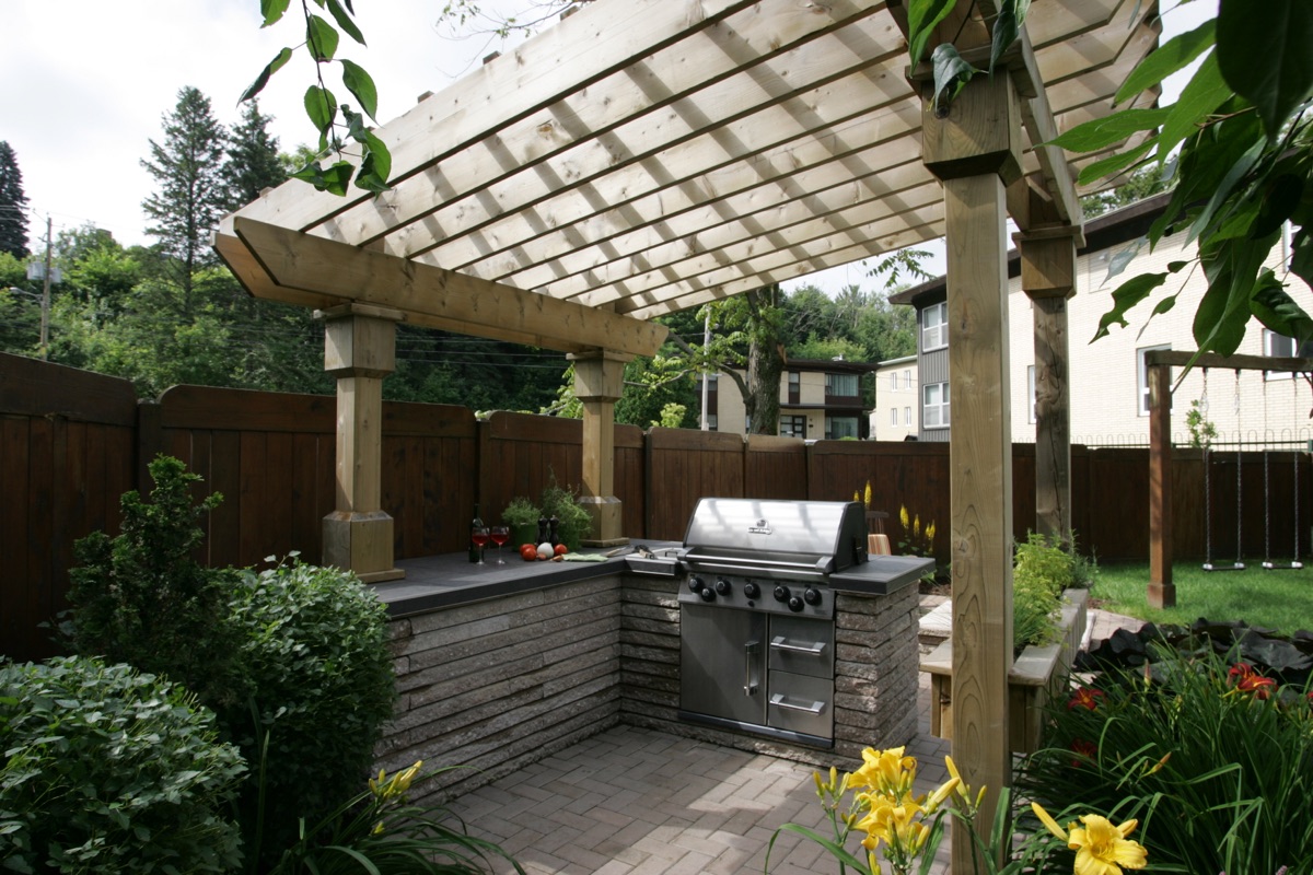 Pergola en bois et barbecue