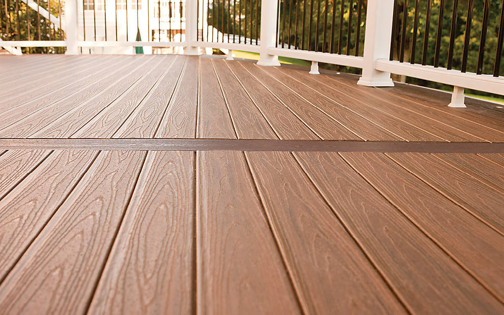 Bois composite sur une terrasse.