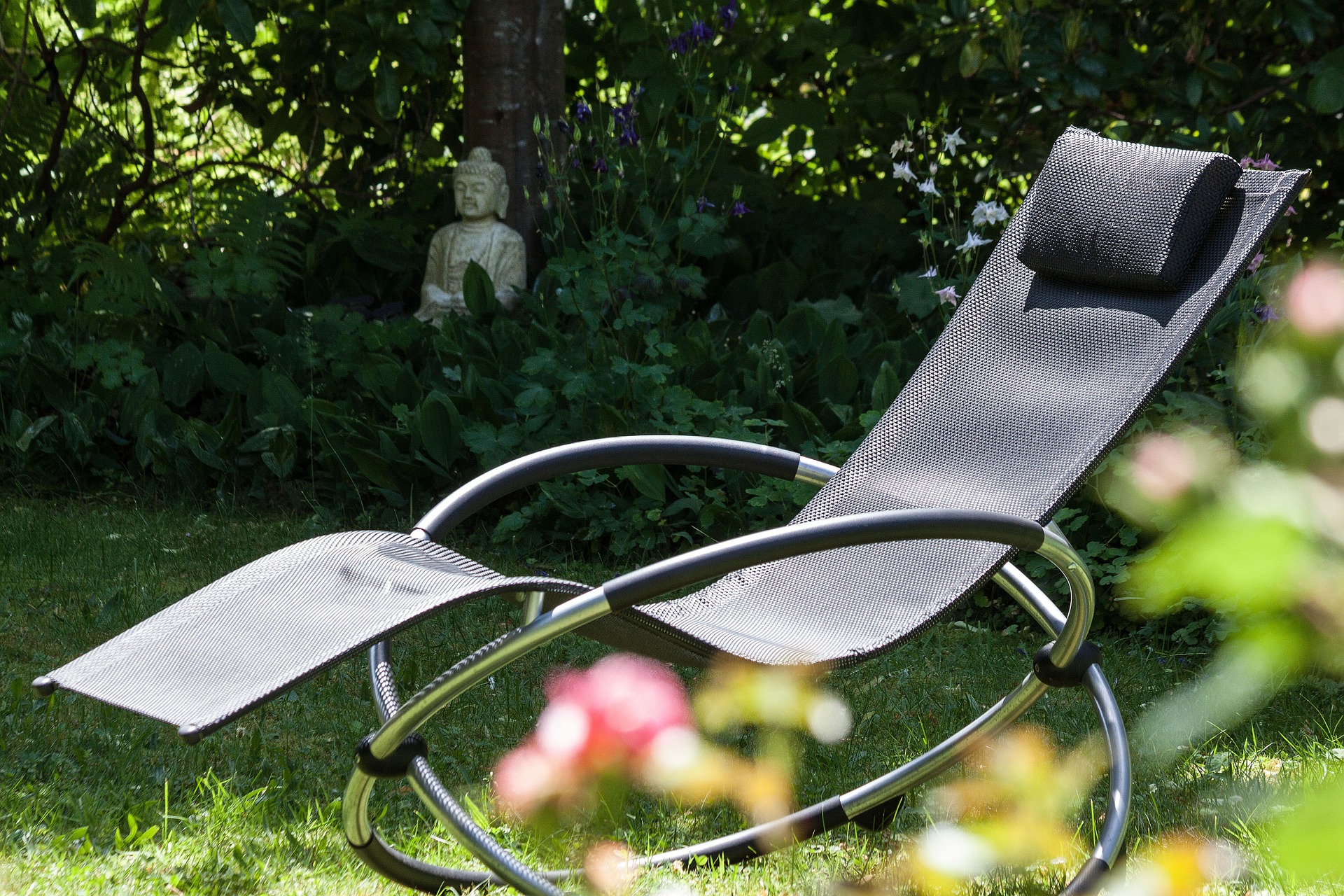 Chaise longue au jardin