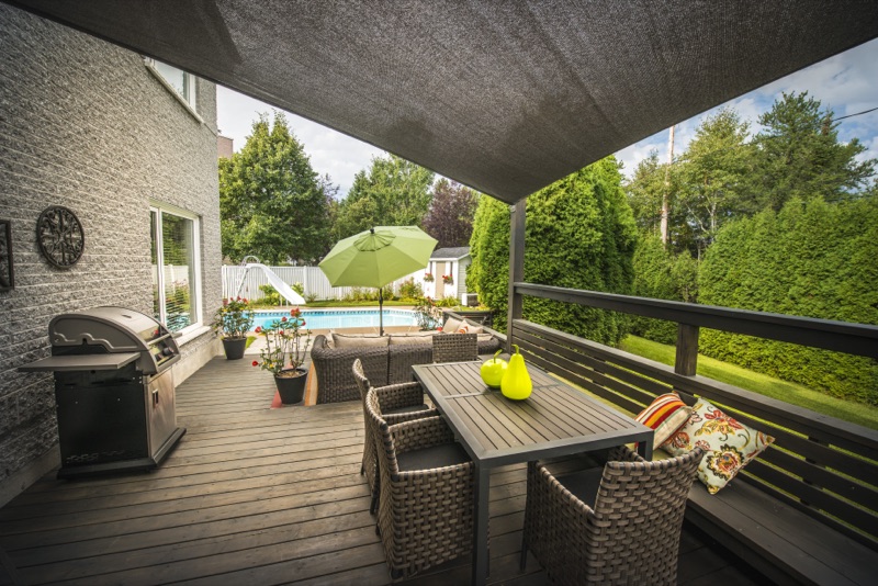 Salon extérieur sur terrasse et gazebo