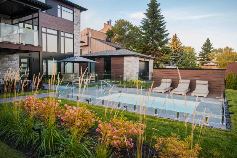 Piscine, jardin et chaises longues
