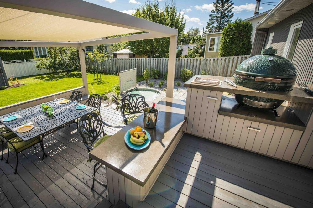 Terrasse à niveaux avec cuisine extérieure