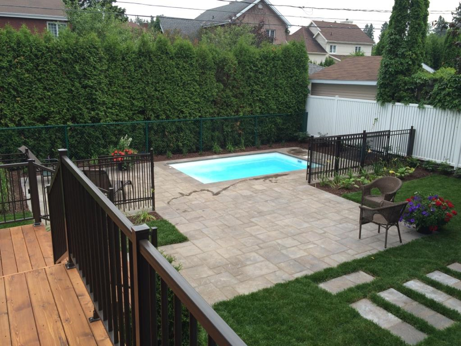 Mini-piscine protégée par une clôture avec portes