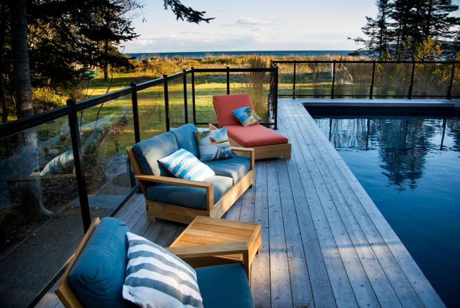 Piscine avec toile foncée pour une réflexion optimale du paysage