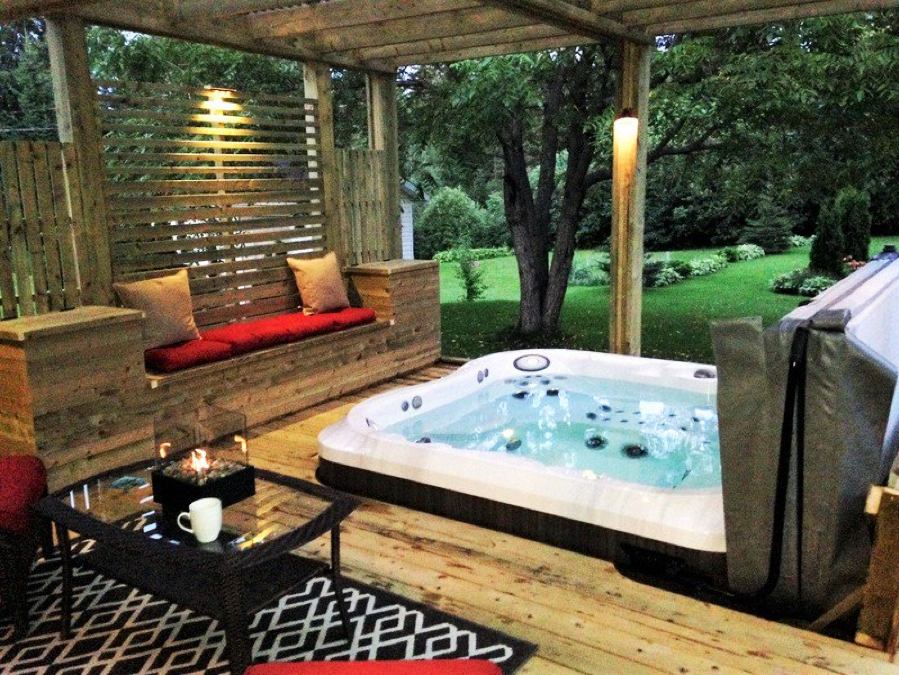 Spa conventionnel intégré à une terrasse surélevée en bois