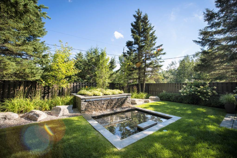 Chute d'eau et bassin de style contemporain avec système de recyclage d'eau