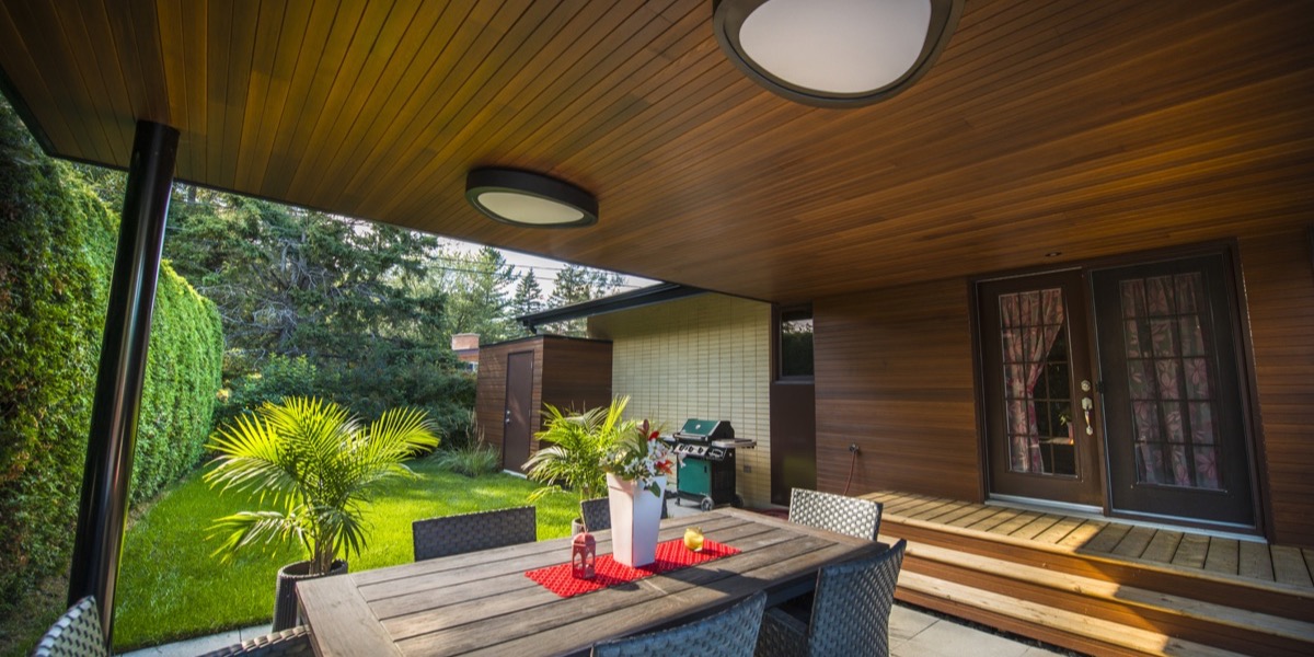 Un cabanon moderne en bois.