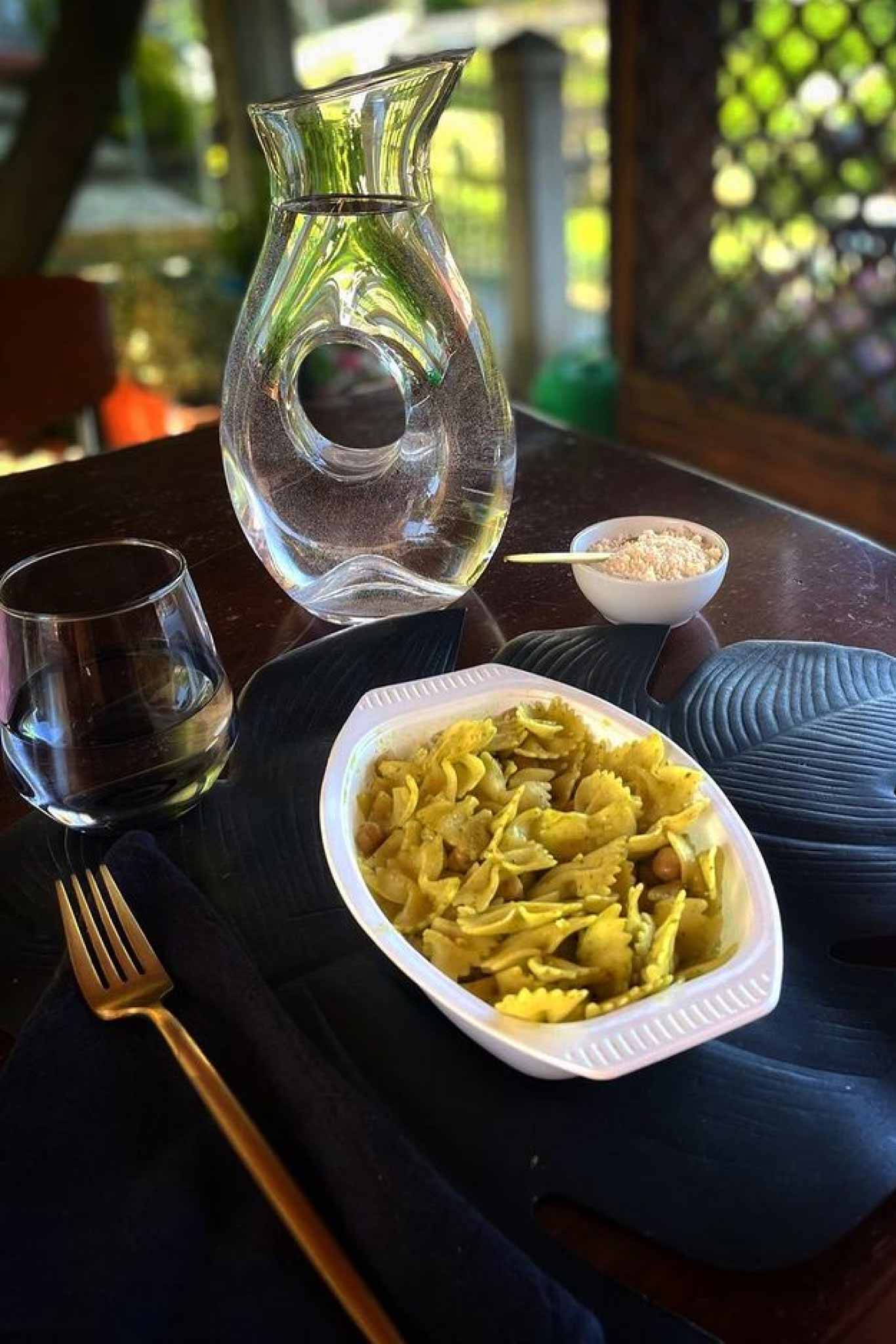 Pausa pranzo con pasto pronto di farfalle al pesto e ceci di Kefame