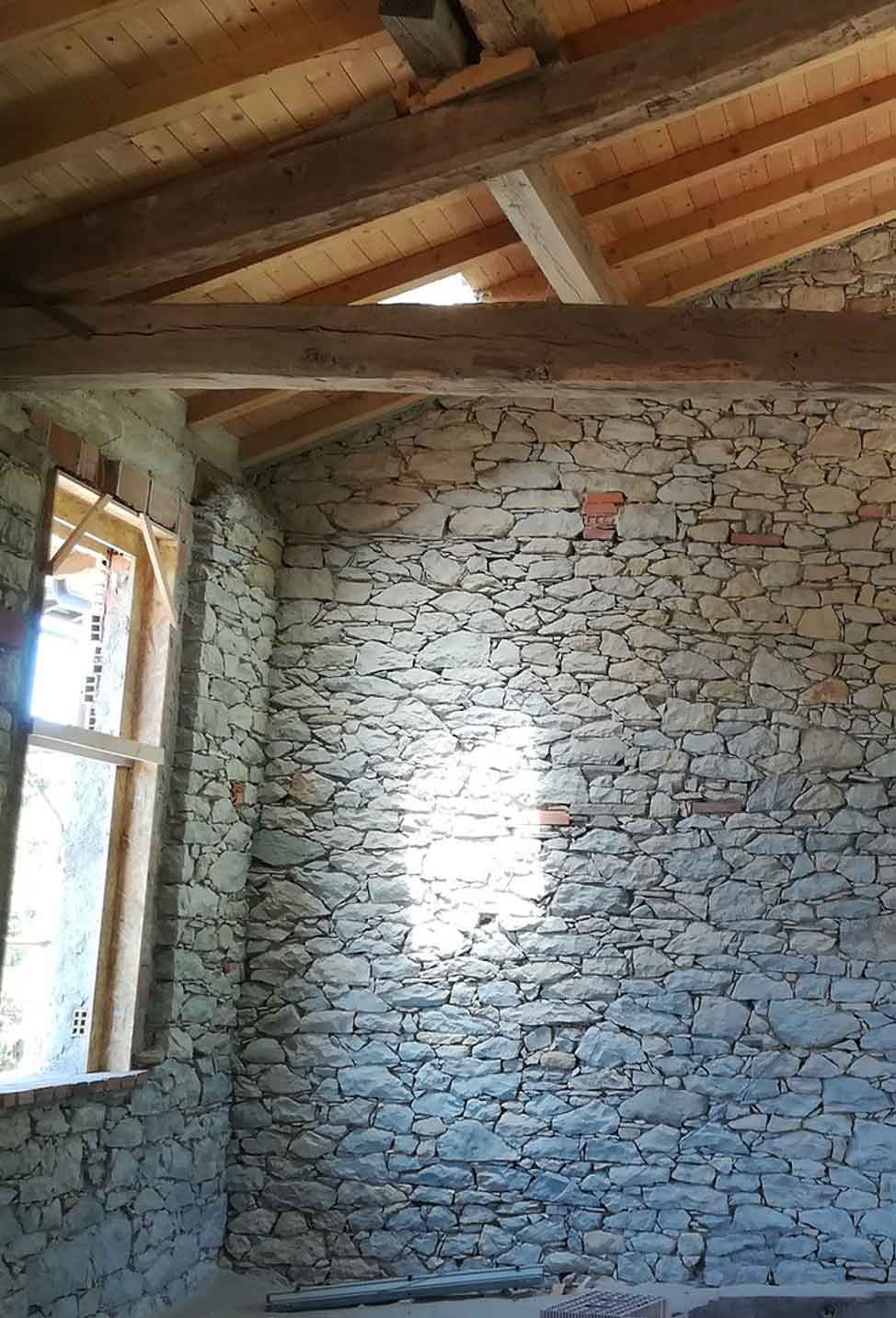 Esempio di un muro in sasso pulito completamente utilizzando la tecnica della sabbiatura.