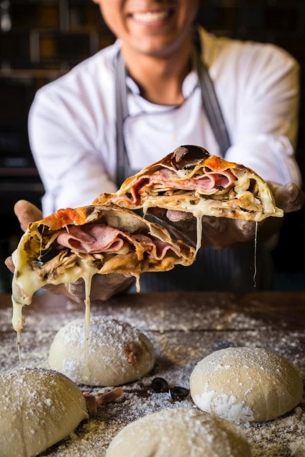 C:\Users\hselbach\Desktop\+++++WINE ADVENTURES\Wine Adventures Website Relaunch\SCHLUCK Website-Relaunch\Schluck Artikel_Bilder\WEIN & FOOD PAIRINGS\Wine & Pizza\roberto-valdivia-rcUw6b4iYe0-unsplash.jpg