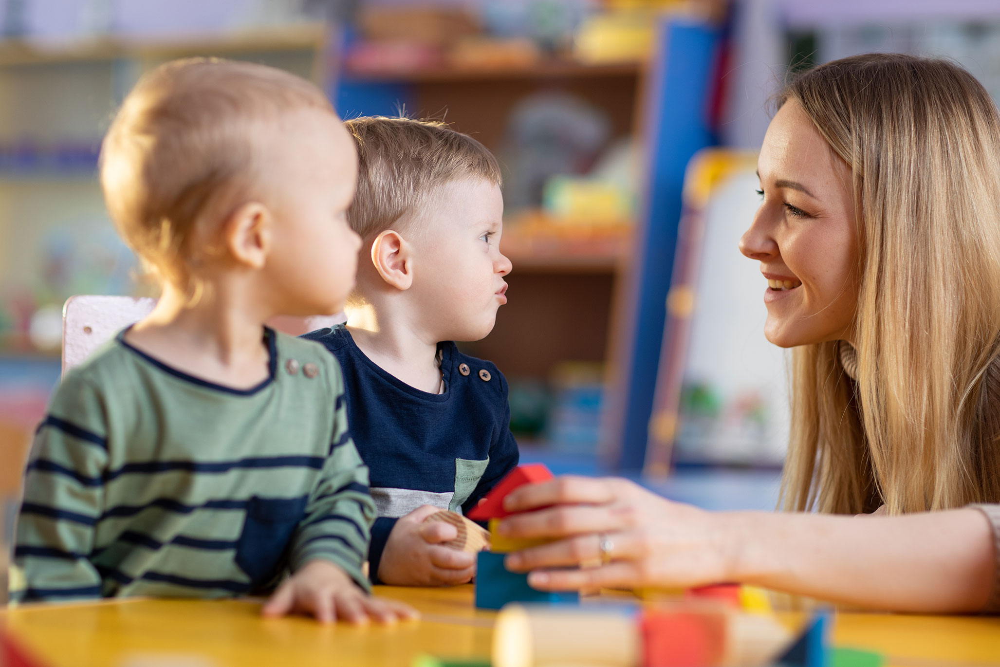 Begleiterin spielend mit Jungen
