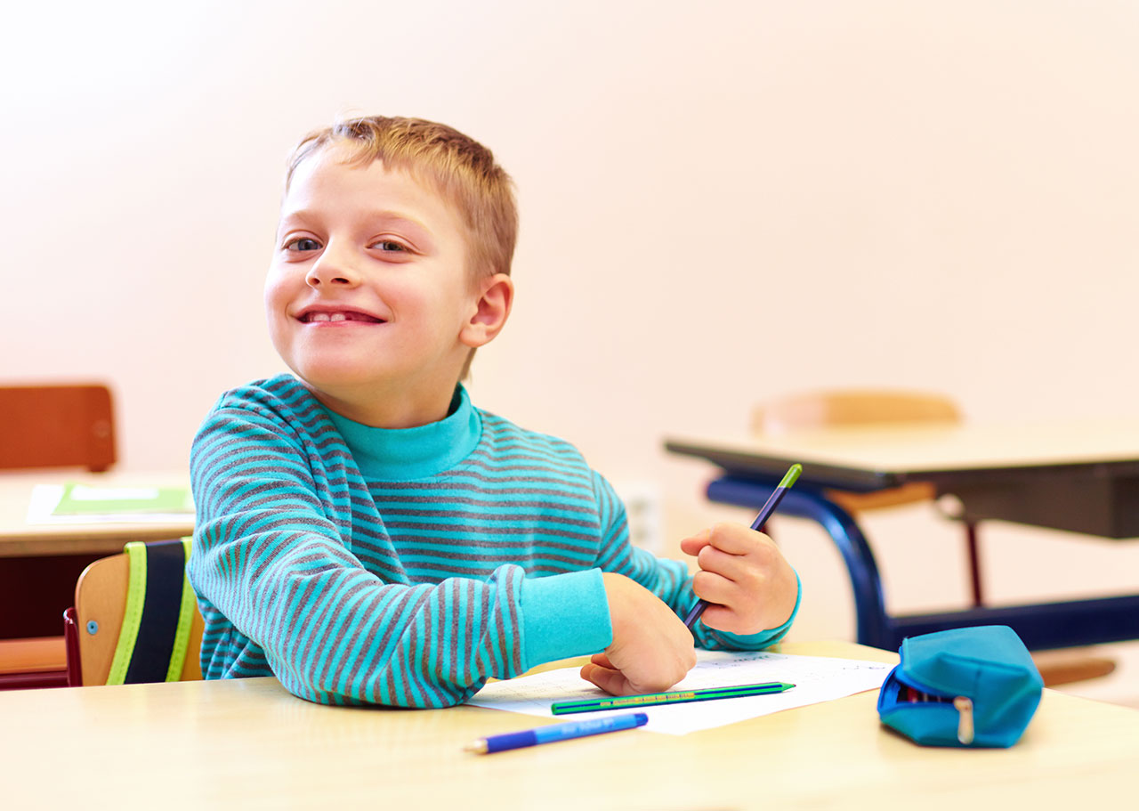 Gluecklicher Schuljunge