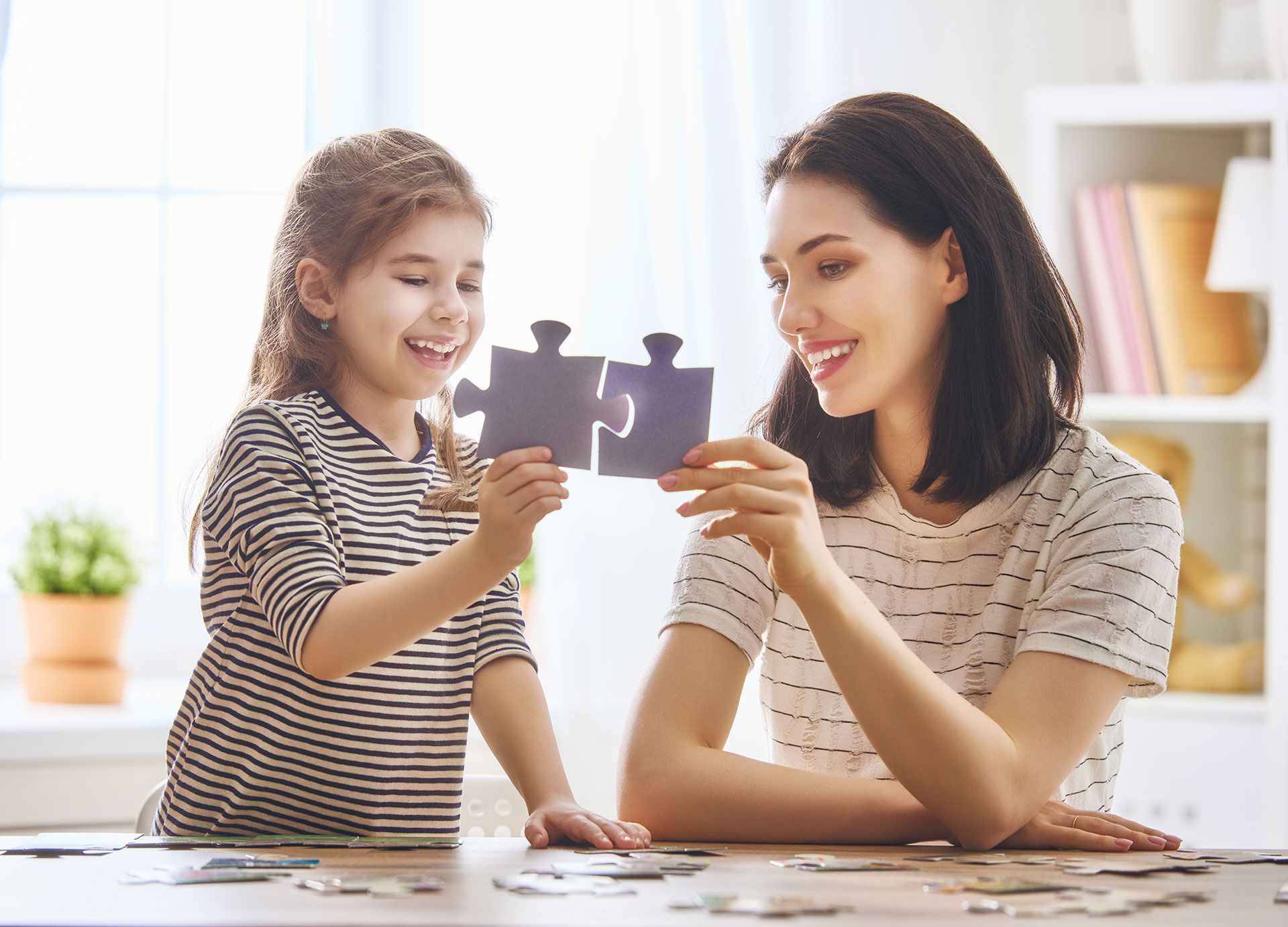 Mutter und Tochter beim Puzzlen