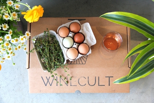 WINECULT box with eggs, flowers, plants and Thyme