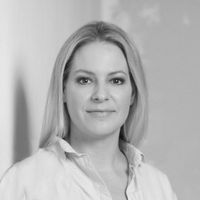 Schwarz-Weiß-Portrait von CEO Cate Nitsch.