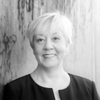 Schwarz-Weiß-Portrait von CEO Gabriele Hoppe.
