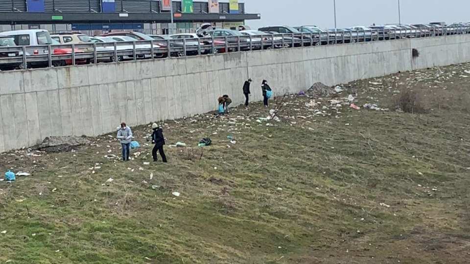 Copiii din tulcea strang gunoi de pe jos