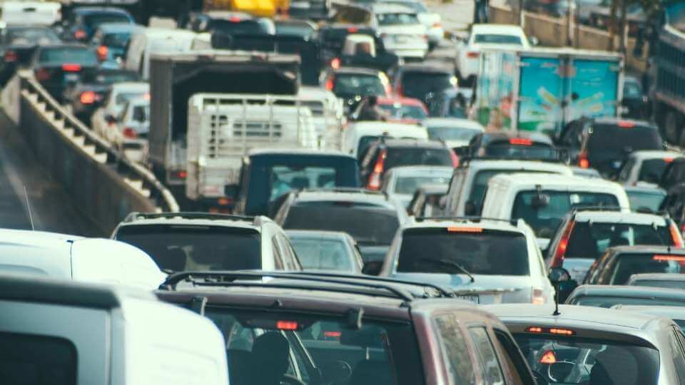 sosea plina de masini care polueaza fonic