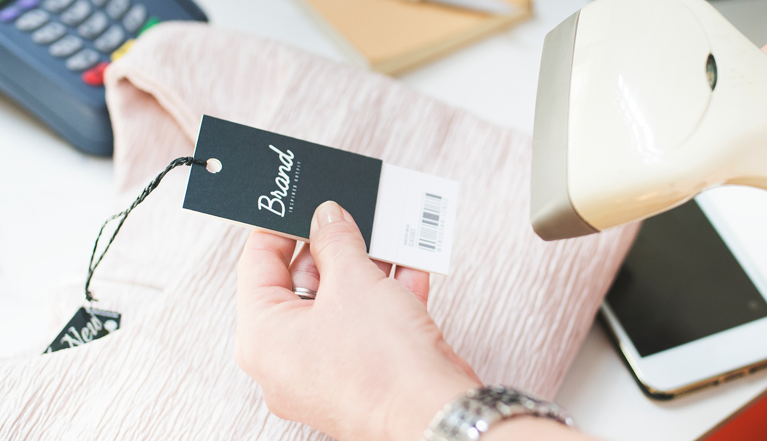 customer support of Wix and Shopify