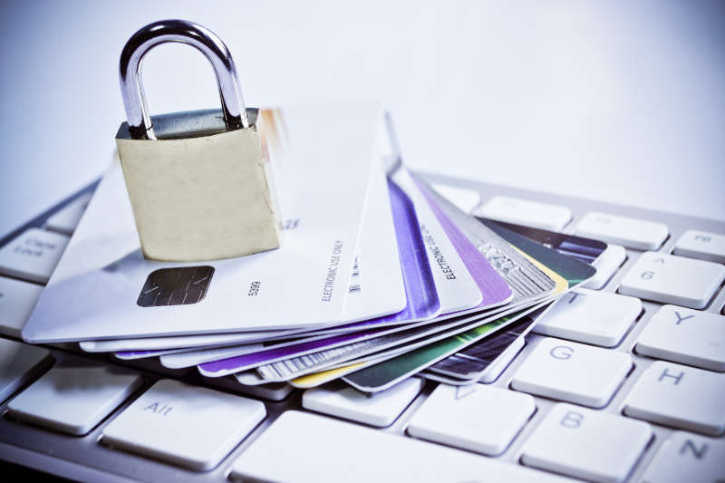 Slot en creditcards op een toetsenbord