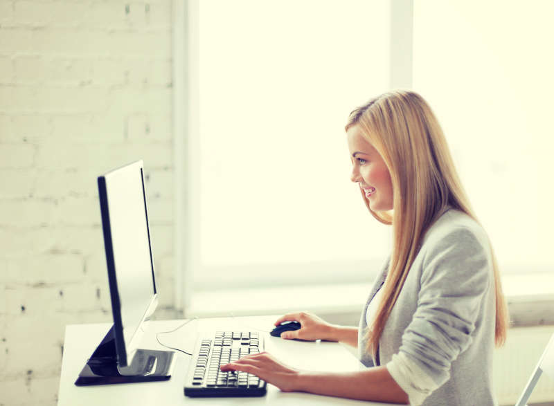 Vrouw die thuis werkt met haar computer