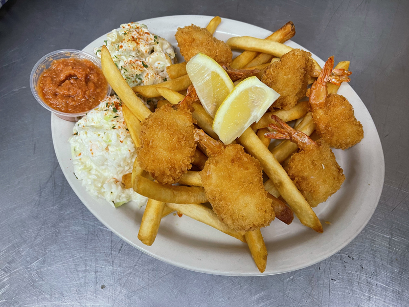 Shrimp platter with lemon pieces