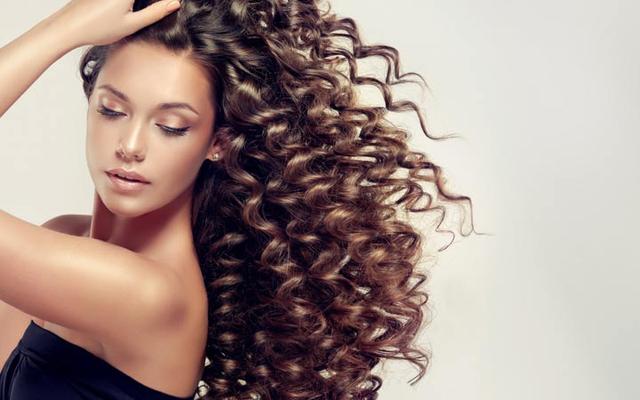 A girl brown body wave perm Curly-hair