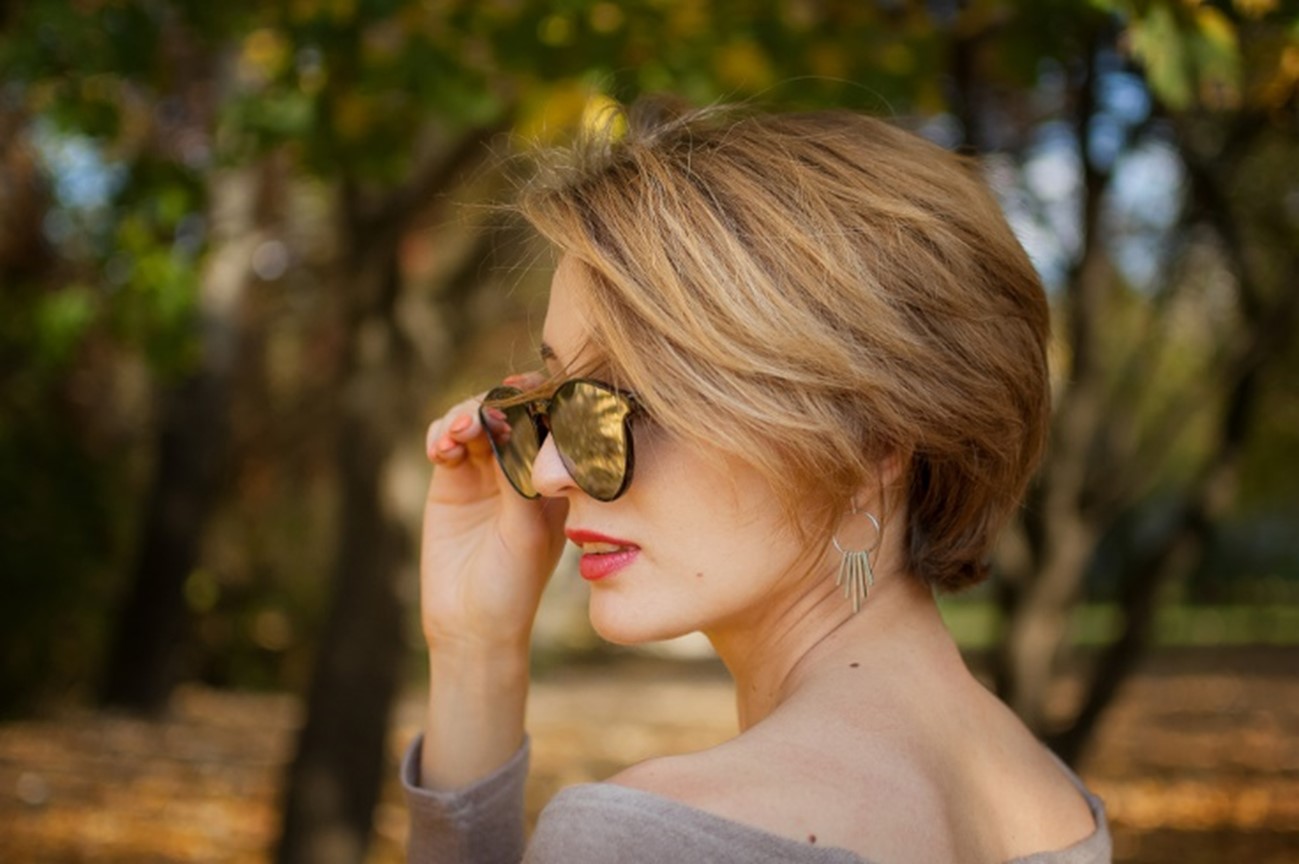 Short elegant lone hair