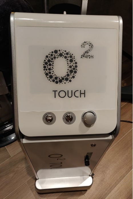 創新的 Oxyjet 機器注入氧氣,刺激頭皮的頭髮再生