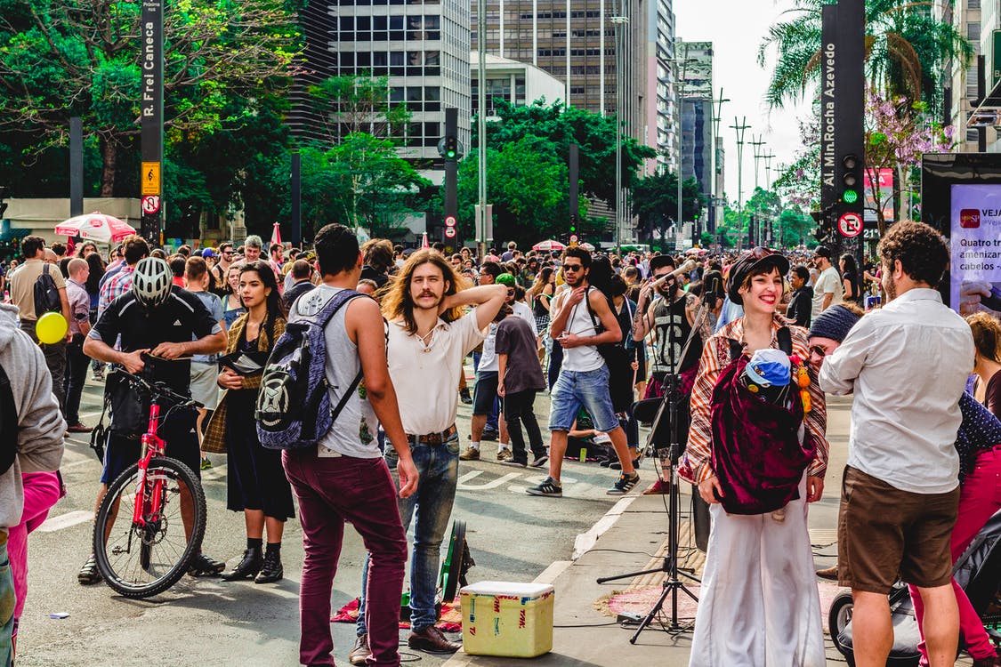 Multidão De Pessoas Na Rua