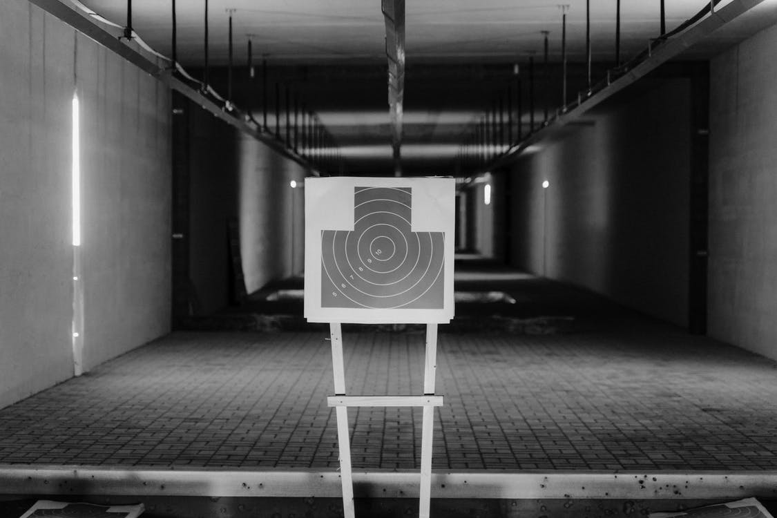 Foto profissional grátis de a mão armada, abandonado, alcance de rifle