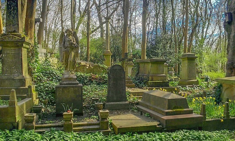 https://archaeology-travel.com/england/highgate-cemetery-london/