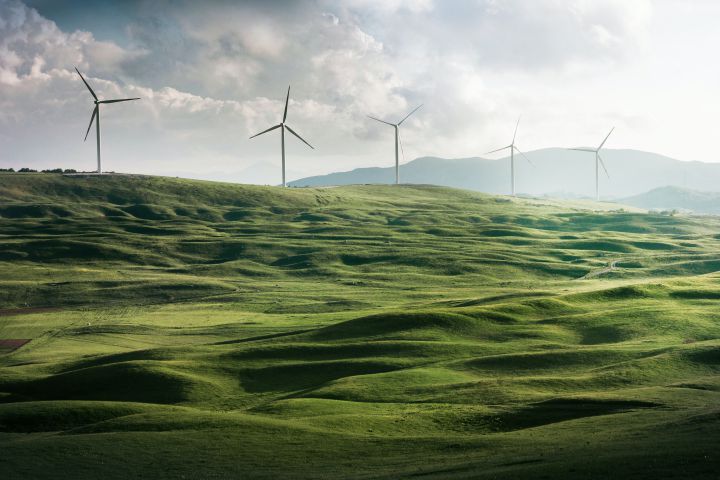 Windkraftanlage auf grüner Wiese