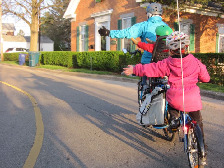 Eine Familie fährt gemeinsamFahrrad